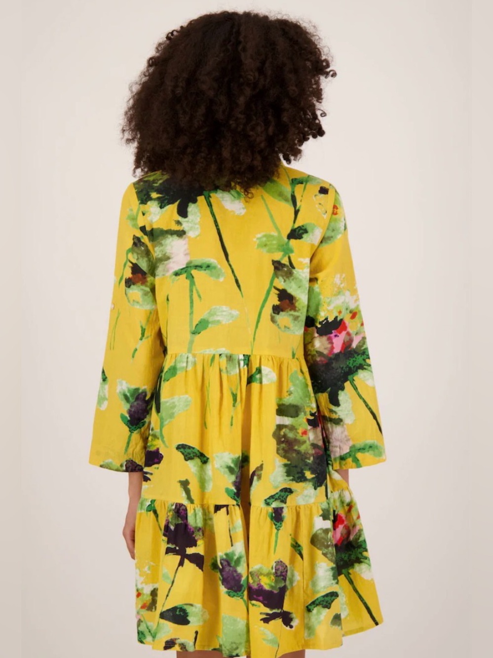 💛 𝑫𝒓𝒆𝒔𝒔 𝑨𝒅𝒅𝒊𝒄𝒕 Yellow Floral Button Up Dress
STUNNING‼️